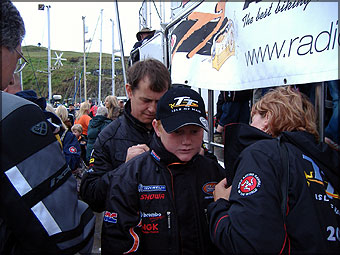 J. McGuinness beim Signieren